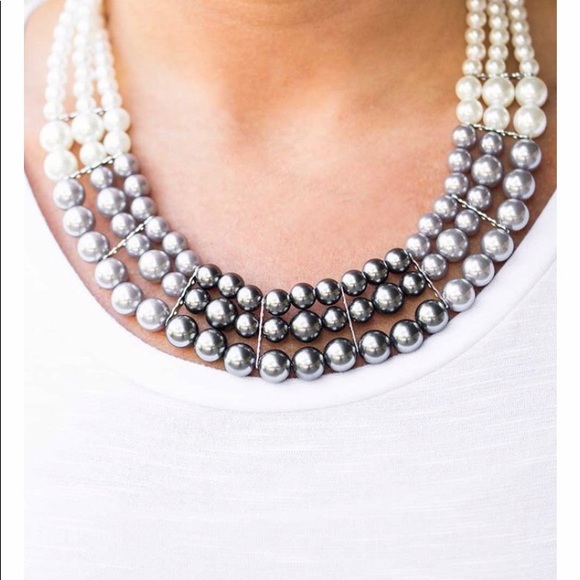 paparazzi Jewelry - Ladies  pearl  white and gray necklace set.